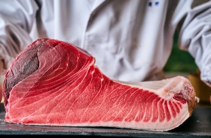 お台場で愉しむ国産「生」本マグロ 職人の技が光る一貫を、落ち着きあるカウンターで。