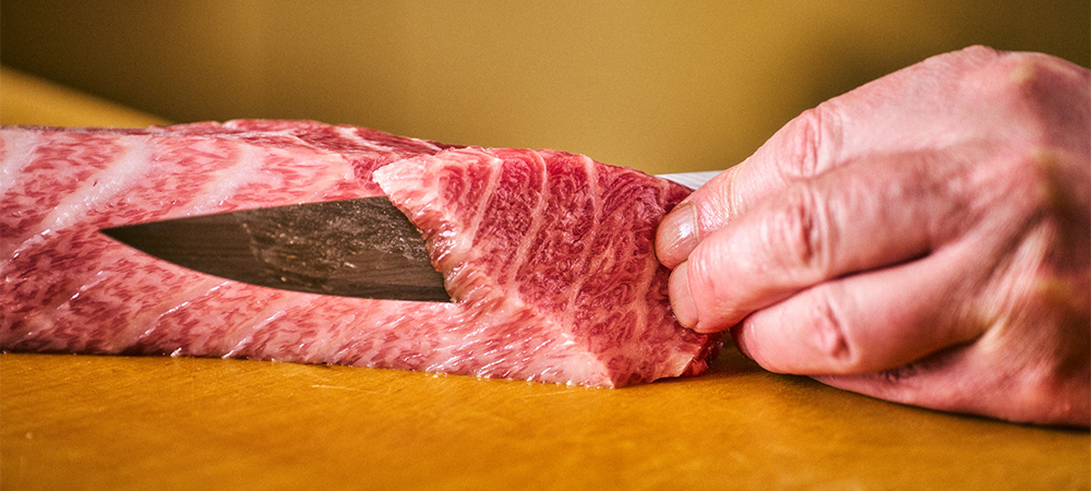 お台場で愉しむ国産「生」本マグロ 職人の技が光る一貫を、落ち着きあるカウンターで。