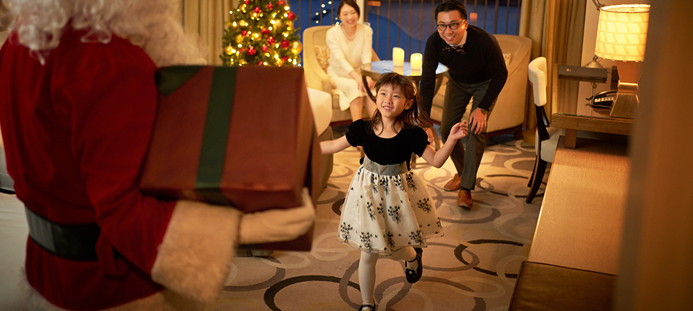 【12月20日・24日・25日★1日7室限定！！】クリスマスディナープレート＆ケーキ付「ヒルトンサンタプレゼントデリバリー」