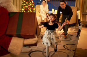 【12月20日・24日・25日★1日7室限定！！】クリスマスディナープレート＆ケーキ付「ヒルトンサンタプレゼントデリバリー」